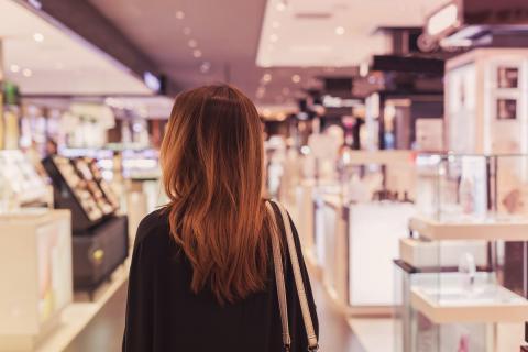 Person shopping tax free in Italy