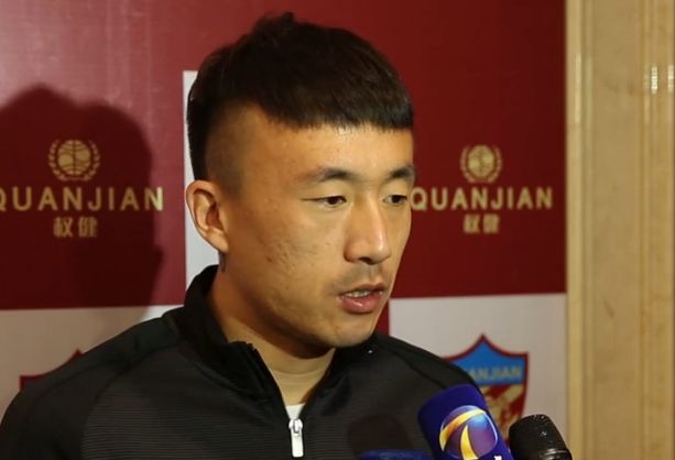 在录制现场，只见洛佩兹与厄本频繁交流互动 古力娜扎晒照秀恩爱恋情甜蜜 餐厅娇嗔甜笑心情好 2016-10-08 近日，古力娜扎现身某餐馆用餐，餐桌前一直与友人聊天面挂笑容超级开心。