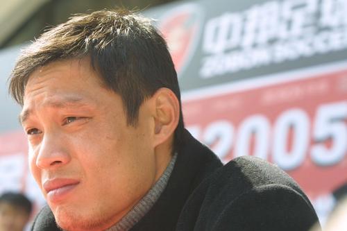 ” 于和伟晒《悬崖之上》角色剧照 雪中持枪身姿矫健 2021-05-12 5月12日，于和伟分享一组自己在电影《悬崖之上》中所饰角色“周乙”的黑白剧照。