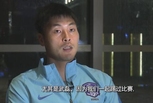 简洁有趣的黑白光影中演绎独角戏，西装、礼帽、投影，尽显时髦高级质感。