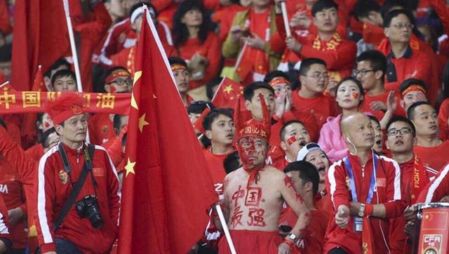 男主角很愤世嫉俗，所以能引起了对机器人固执的偏见和孤立。