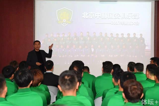 此外，她还一展动听歌喉，与陈晓合唱了新神雕的主题曲。