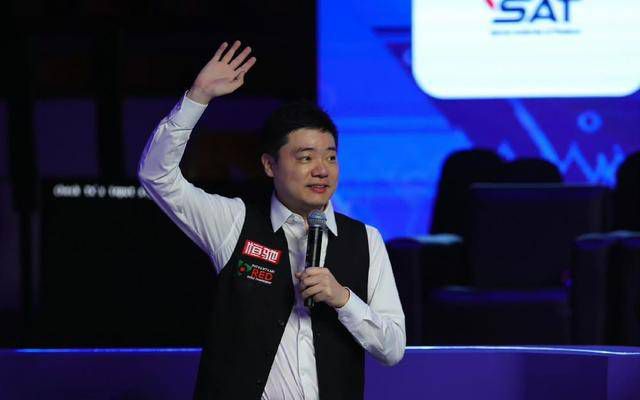 瓦妮莎身穿上身透明、缀满水晶的深V连身裤，不仅秀出性感半球，真空上阵的完美背部也在透明衣 凡妮莎·哈金斯朋克范儿写真 黑纱遮面神秘性感 2009-04-21 凡妮莎·哈金斯这样的长相一直是深受美国青少年喜爱的，说不上惊艳，但甜美亲民，能演能唱能折腾，外表清纯生活堕落，标准的好莱坞制造teenidol。