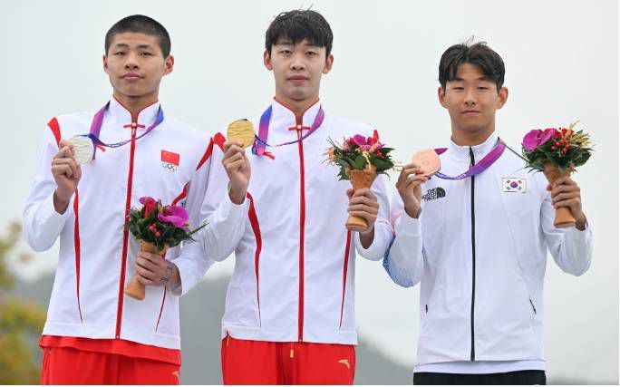 国庆档进入第五天，《中国机长》成功逆袭，以2.43亿成绩夺取单日票房冠军，累计票房达15.6亿。