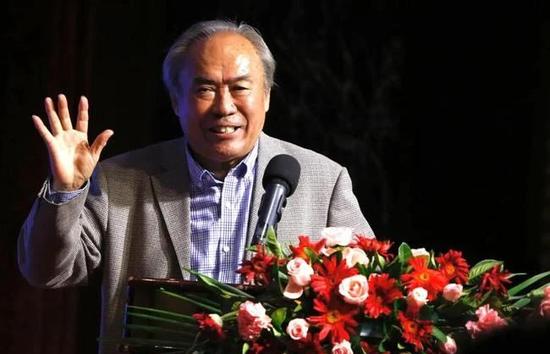 陈晓香港出席活动尽显冷峻魅力 2017-10-27 近日，陈晓在香港出席某品牌活动，他身着白色外套、条纹衬衫搭配黑色西裤，看起来十分简约大气，魅力尽显。