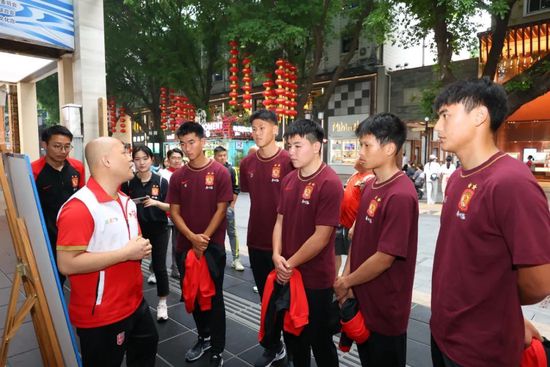 我个人更欣赏杜琪峰的电影，不光因为我父亲经常出演他的电影，还拿到了一个香港金像奖最佳男配角奖。