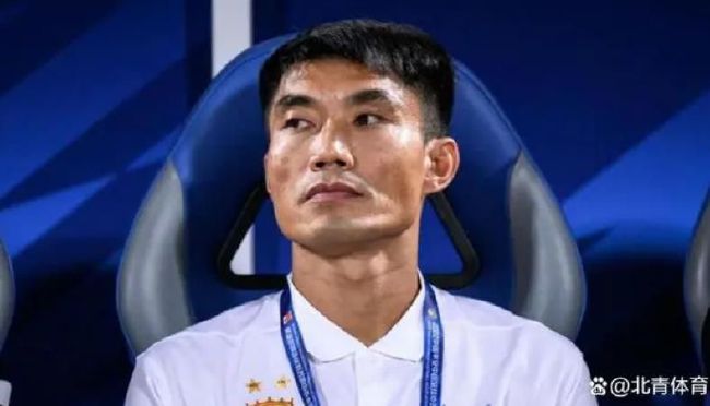 与一尘不染的剪接室不同，长期存放在盒子中的老胶片会被腐蚀，让修复间弥漫着刺鼻的酸醋味，修复师需要戴着口罩、头顶抽风机工作。
