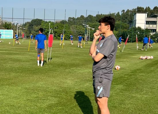 照片中，巩俐素颜出街，身穿灰色上衣，高梳马尾辫，打扮低调。