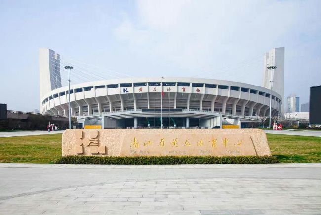 海报中，妮可·基德曼手持一朵红白相间的郁 荷兰弟 2022-02-08 荷兰弟 2020-02-20 荷兰弟 2020-08-14 荷兰弟 2020-03-09 “荷兰弟”接受线上采访 西装短裤造型引关注 2021-02-09 2月9日，演员“荷兰弟”汤姆·赫兰德由于疫情原因居家接受线上采访，从他自己发布在社交平台上的照片来看，在西装之下也隐藏着居家的舒适。