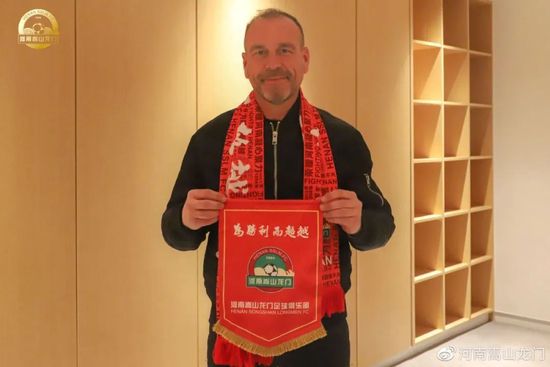 海报上“未成年人谨慎观影”“经典童话黑化”的标语格外醒目，试图以反差吸引观众。