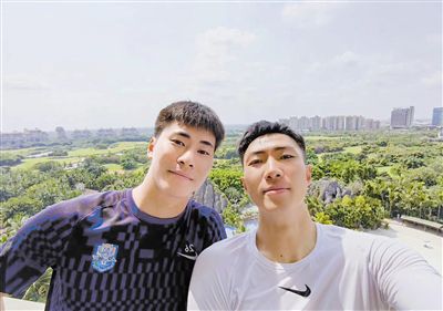 当地时间2月26日下午6时，一名女子将两只斗牛犬带到了警察局，随后探员和GaGa的代表证实两只狗为Koji和Gustavo。