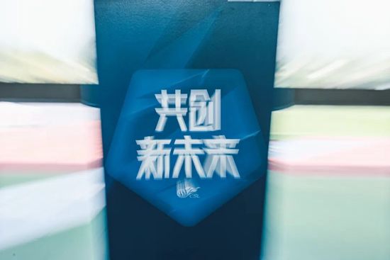 莱昂纳多带小女友见家长 老妈时髦赴宴心情超好 2014-05-26 当地时间5月24日，39岁的好莱坞巨星莱昂纳多·迪卡普里奥携21岁超模小女友托妮·伽恩与老妈一同用餐，一起赴宴的还有一帮友人，莱昂纳多老妈衣着时髦，席间开心大笑心情超好，想必对未来的儿媳妇想当满意。
