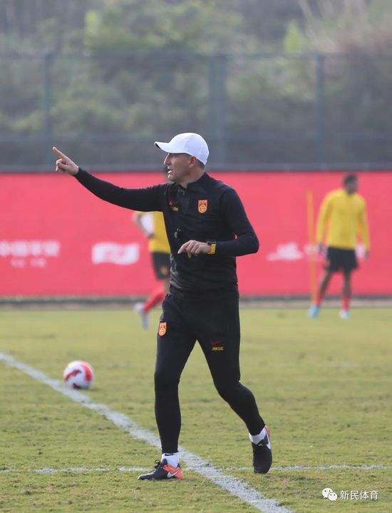 啪姐和男友现身孟买 包上挂中国潮玩 时间：2024.T恤现身，除了她手上拎着的birkin包包，包上挂的两只中国潮玩Labubu也十分抢镜！