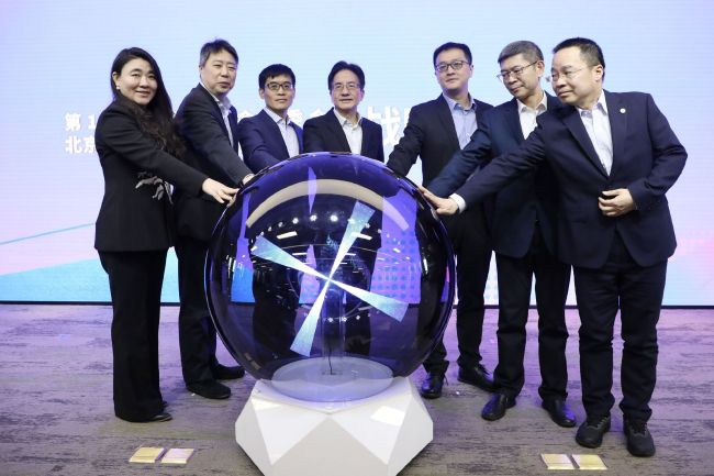 汤姆·克鲁斯饰演的伊森·亨特将率IMF小队迎战特殊宿敌——通过全球网络掌控一切的AI「智体」。