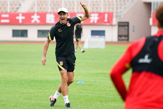 影片通过数学天才容金珍破解“黑密”密码的故事，巧妙融合了梦境与现实，用视觉语言呈现了复杂的内心世界。