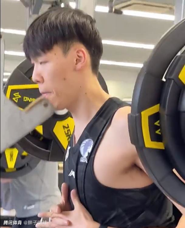 当天，任达华妻女到场支持，一家三口均为黑西装白衬衫装扮，气势十足。