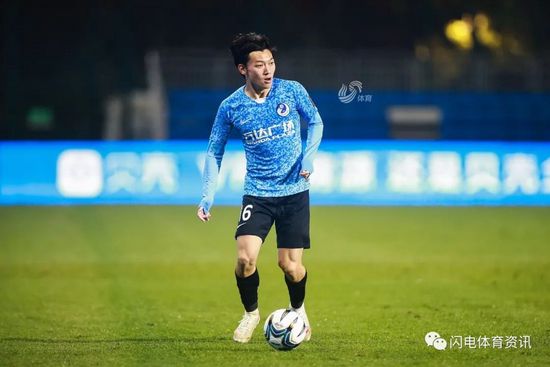 歌手张英席、师鹏献上《重庆，为你停留》，展现这座魔幻城市的无穷魅力。