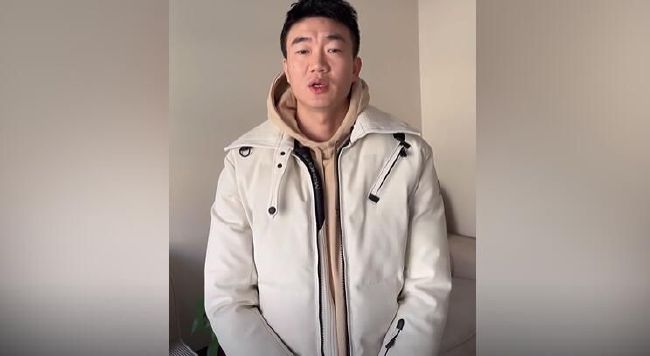 当他一步步走入灰色地带，就越发难以抵挡内心日益觉醒的黑暗冲动。