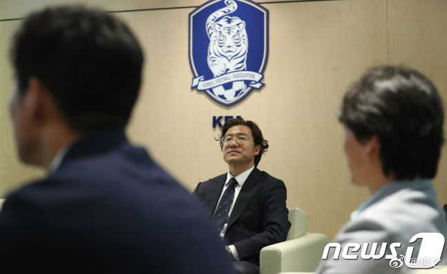 对于苏升华正经历着的创作瓶颈期，郑伊健直言并不陌生：“其实每个人在人生的不同阶段都会有不同的瓶颈位，关键在于以什么态度去面对。