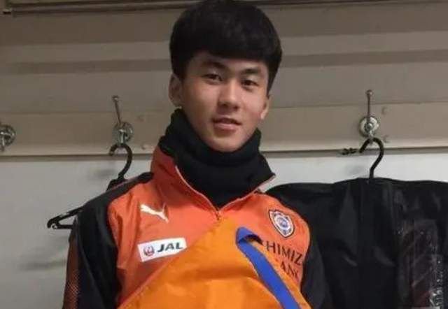 无论是去车上将她带回，还是最终骑摩托将她送走，他一送一迎都是为岁岁考量。