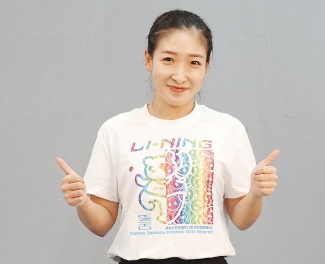 张天爱身着玫瑰花长裙现身，犹如花中仙子美丽迷人，撩发妩媚尽显女神气质。