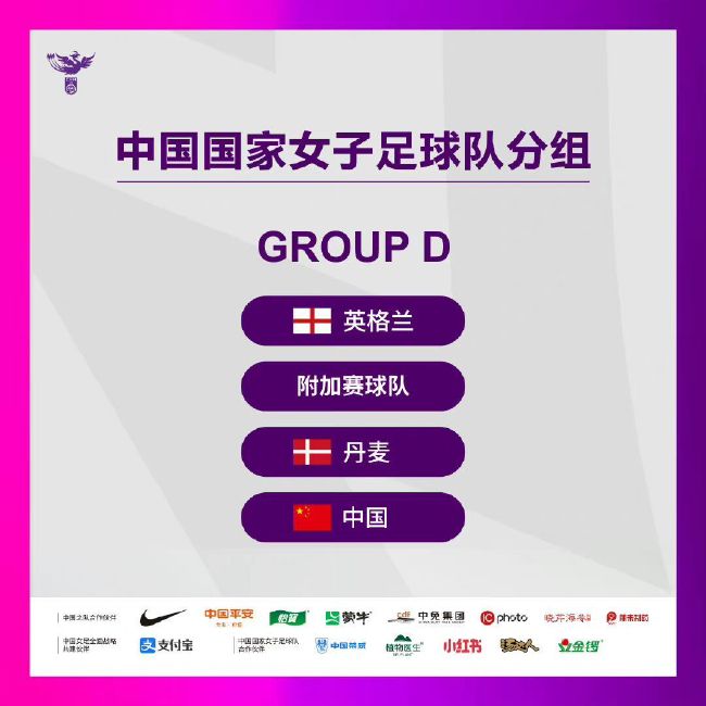 镜头中，张子枫扎着随性丸子头，身穿白色oversize流苏毛衣搭配玫色质感长裙，慵懒的倚靠于街头雕塑旁，眼神清冷洒脱；