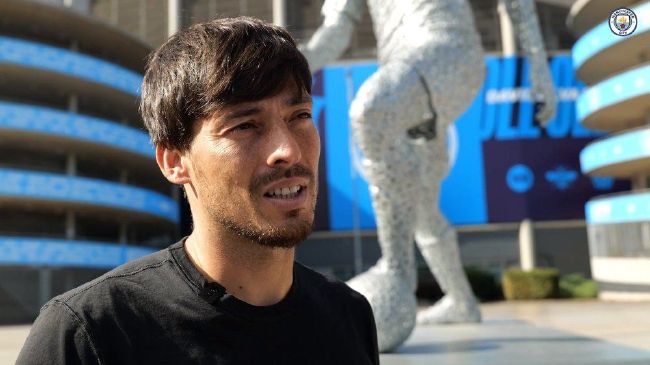 同时，主演梅丽莎·麦卡西、克里斯汀·韦格、凯特·麦克金农、莱斯莉·琼斯也曝光了新剧 克里斯汀·斯图尔特朋克装扮 发型也配合到位 2009-06-14 克里斯汀·斯图尔特因为《暮色》而走红的克里斯汀·斯图尔特绝对是个另类的叛逆时尚女，一向不喜欢刻意装扮自己的她，每次打扮都是简约随意，这次却不一样了，这次的克里斯汀·斯图尔特走起了朋克路线。