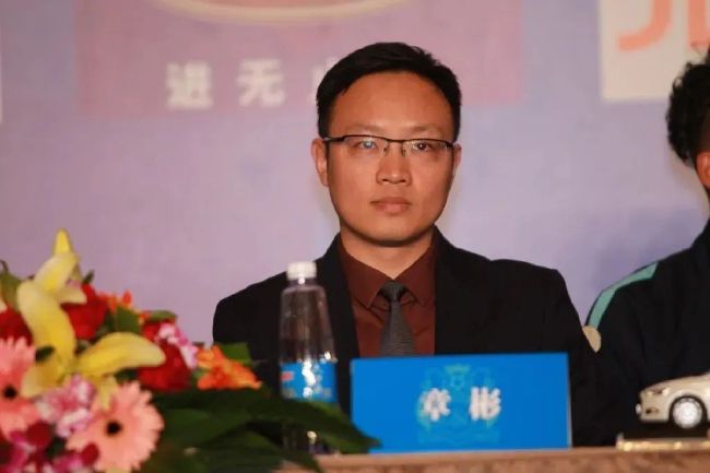 这一次，她的男友Romain Dauriac既不是好莱坞明星，也不是富翁大亨，而是一个普通记者和创意设计师。