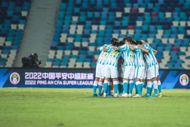 这个人就是在阿布扎比站与乔舒亚上演一段“意味深长”对视镜头的路易斯·汉密尔顿，他也正是《F1：狂飙飞车》的制片人。
