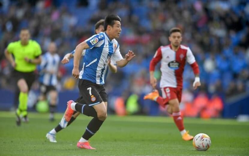 为了突出这一脉络，影片采用非线性结构，对无关主线的内容“大篇幅省略”，对关键节点“浓墨重彩”。