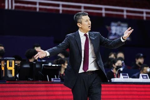 再加上一款“全球抢先背”的Faye双肩包，给深色系的整套搭配增添一抹亮色。