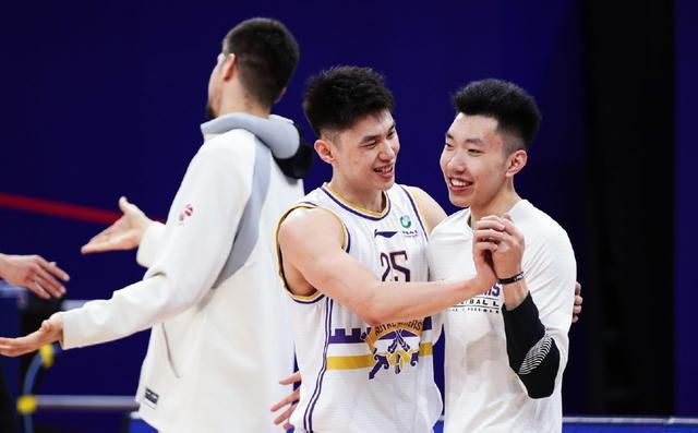 出轨照曝光后，正宫李心洁发声明表示选择原谅老公，但是之后有网友拍到李心洁因老公出轨 出轨、背叛、情欲迷离 《浮城谜事》探究现实获73分 2012-10-22 旧在利用自己惯常的混乱的手提摄像的表现方式，来制造出一种扑朔迷离与混乱不堪的撕扯感觉来。