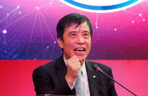 ”随后她再度更新与爸爸对比照，俏皮称 航天七秩·苍穹交响！