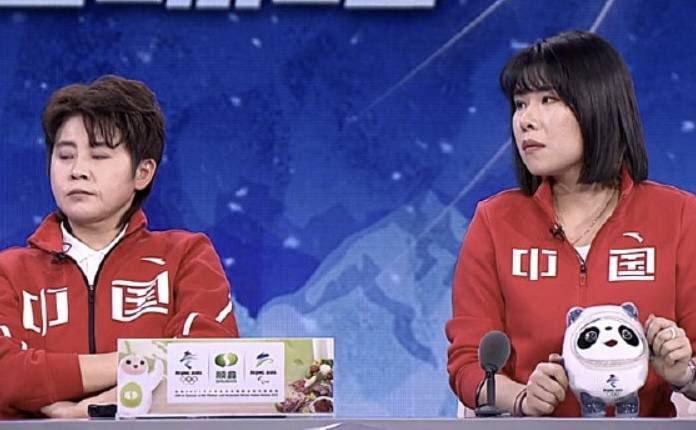 安吉丽娜·朱莉带双胞胎出街 亲子场面温馨快乐 2013-11-25 近日，在澳洲拍摄电影《坚不可摧》的安吉丽娜·朱莉被拍到与她的一对双胞胎休闲出街，五岁的Knox和Vivienne一个像洋娃娃，一个像假小子，非常可爱。