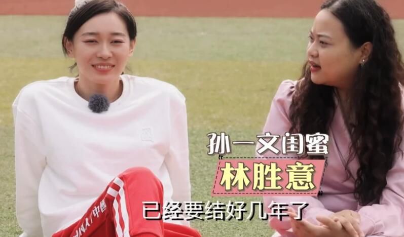 倪妮身穿粉色露肩薄纱礼裙，露出纤长美腿。