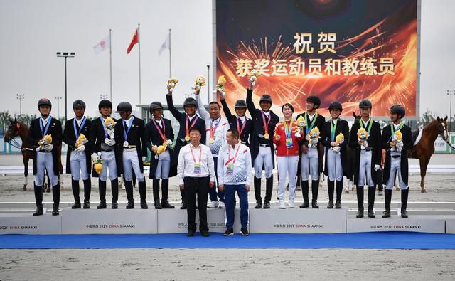 知名导演耿军、梁鸣、刘泰风、高临阳，演员田娃、李嘉鑫、黄米依，编剧孙集 殷桃《不成问题》全球首映 悲悯演绎中国式聪明 2016-11-01 10月29日，东京电影节主竞赛影片《不成问题的问题》于六本木EX Theater举行全球首映，电影将背景放在1940年代的大后方，将中国社会讲究的人情世故融入进新旧两代农场主任明争暗斗中。