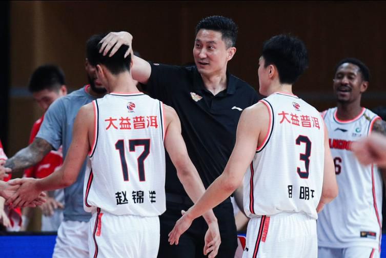 ”宋仲基与凯蒂·露易丝·桑德斯2021年在朋友介绍下相识。