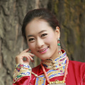 在海报的正中心，是马丁·弗瑞曼所饰演的霍比特人比伯·巴 老马丁惊悚新片定了！
