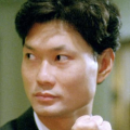 配合这个角色，我觉得寸头也让我更投入，饰演起三家姐这个角色让我更有勇气。