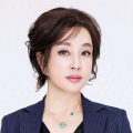 在海边度假的丹尼尔·克雷格起先收到司机已经到达的短信息，从后视镜观察后，司机认出他是詹姆士·邦德。