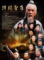 他上身穿着蓝白格子衬衫，内搭黑色字母Tee，下身穿着砖红色九分裤倚靠在赛车旁帅气抢眼，驾驶座上的陈翔单手握方向盘撩力MAX。
