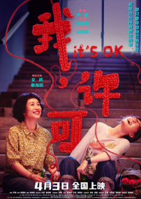 照片中，宋威龙奢牌格纹衬衫外搭黑色西装；一旁的姐姐则穿着黑色卫衣搭长裤。