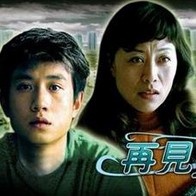 图为：克里斯汀·昆 琳赛·罗翰薄纱黑裙现身街头 裸露半乳成功抢镜 2013-09-06 当地时间9月4日，琳赛·罗翰在纽约现身，支持妹妹的服装秀。