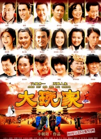 安妮的老公亚当·舒尔曼也陪同她出席了活动，同样是一身All Black造型的他戴着墨镜走在安妮身后，完美融入了安保队伍。