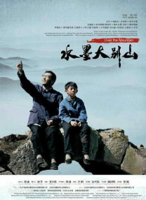 王一博身穿白色t恤，素颜清爽干净，手撑下巴听别人讲话，围读氛围融洽。