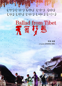 在录制现场，只见洛佩兹与厄本频繁交流互动 洛佩兹穿皮草现身新片片场 演丧子母亲面色忧愁 2014-01-22 当地时间1月21日，美国迪凯特市，詹妮弗·洛佩兹出现在她主演的新片《Lila & Eve》片场，与她一同现身的还有该片主演维奥拉·戴维斯。