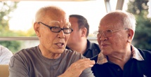 成龙谈房祖名强颜欢笑：我和你们知道的一样多 2014-12-23 2014年12月23日讯，北京，成龙大哥为某品牌代言出席活动，期间只字不提儿子房祖名公诉之事，只说：“和你们知道的一样多。