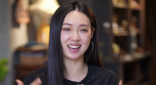 照片中，木村光希身穿亚麻色连衣裙，一头长卷发柔美慵懒，充满森系少女感。