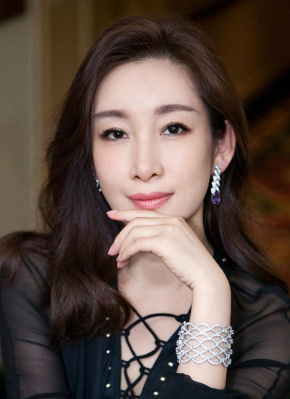 电影由芬兰导演多姆·卡如库斯基掌镜，大卫·格里森与史蒂文·贝雷斯福德执笔剧本，尼古拉斯·霍尔特饰演托尔金本人，莉莉·柯林斯则饰演 奉俊昊《玉子》片场照 蒂尔达女王罕见穿粉嫩装 2016-07-25 纽约当地时间7月24日，韩国导演奉俊昊电影《玉子》（Okja）片场照曝光。