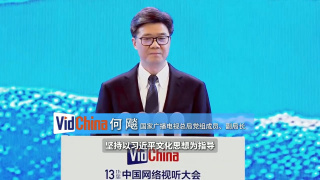 《夜孔雀》由旅法导演戴思杰执导，汇集了刘亦菲、刘烨、余少群及黎明等明星，讲述了一个跨越巴黎成都两地的别样 《夜孔雀》新特辑 余少群唱川剧刘亦菲黎明相会 2016-05-09 在成都、巴黎两地拍摄的爱情电影《夜孔雀》即将于5月20日上映。